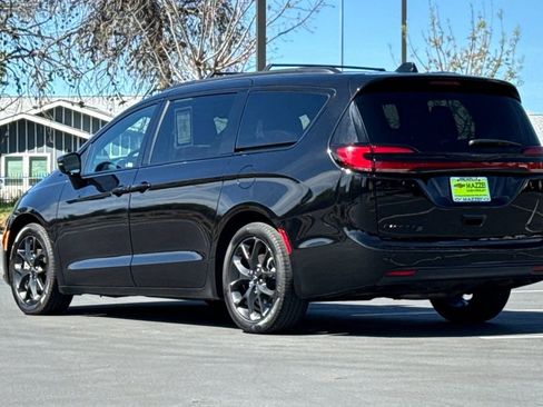 Used 2025 Chrysler Pacifica Limited image 3