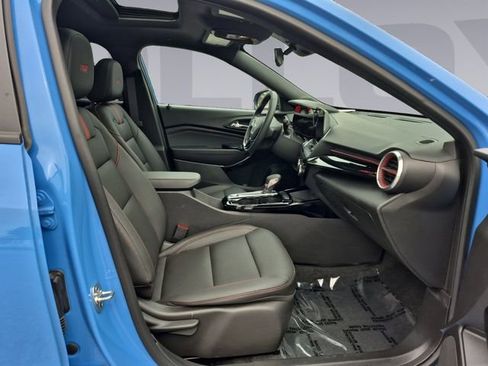 Used 2024 Chevrolet Trax RS w/ Sunroof Package FWD image 17