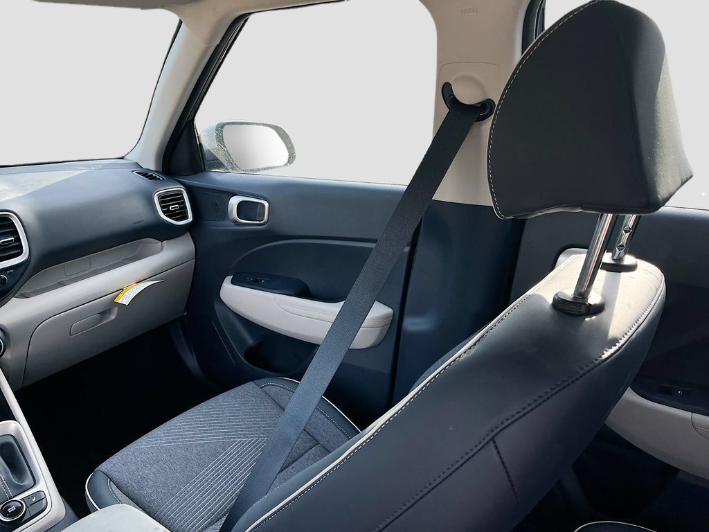 Used 2025 Hyundai Venue Limited FWD image 23