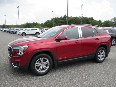 Used 2024 GMC Terrain SLE w/ Driver Convenience Package FWD image 4