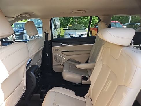 Used 2022 Jeep Grand Cherokee L Limited AWD/4WD image 15