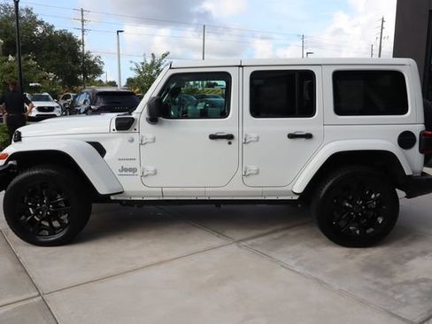 Used 2024 Jeep Wrangler Unlimited Sahara AWD/4WD image 7