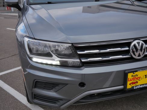 Used 2018 Volkswagen Tiguan SE w/ Panoramic Sunroof Package image 16
