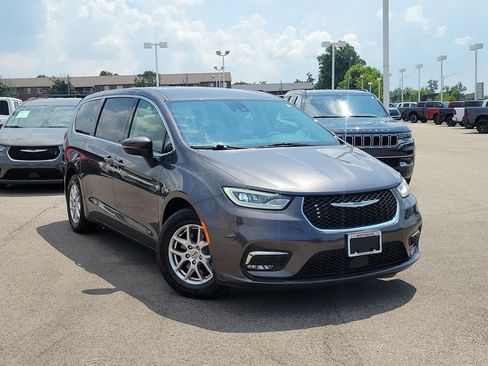 Used 2023 Chrysler Pacifica Touring-L FWD image 34