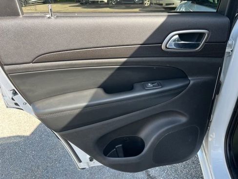 Used 2017 Jeep Grand Cherokee Altitude AWD/4WD image 18