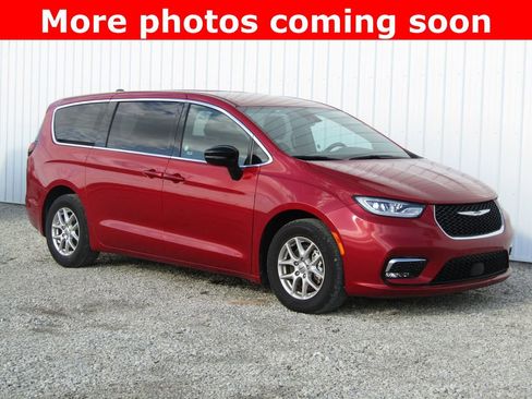 Used 2025 Chrysler Pacifica Select image 1