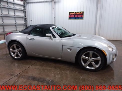 Used 2007 Pontiac Solstice Convertible w/ Premium Package image 2