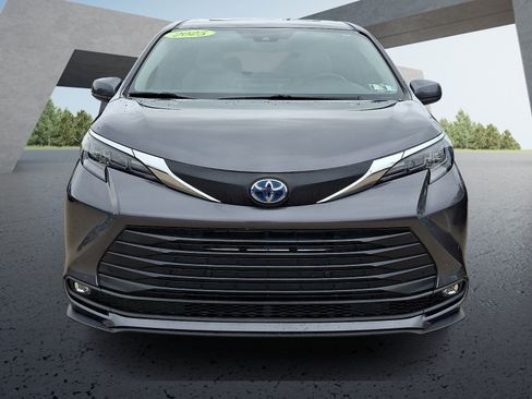 Certified 2025 Toyota Sienna XLE FWD image 2