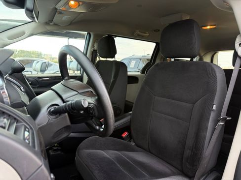 Used 2018 Dodge Grand Caravan SE w/ UConnect Hands-Free Group image 14