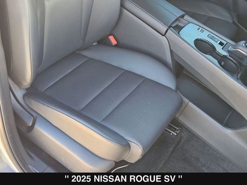 Used 2025 Nissan Rogue SV w/ SV Premium Package image 36