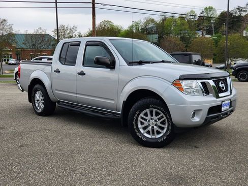Used 2019 Nissan Frontier SV image 2