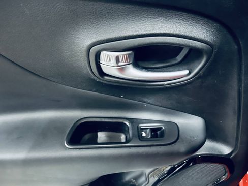 Used 2017 Jeep Renegade Altitude w/ Safety & Security Group FWD image 34