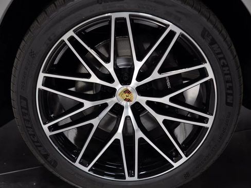 Certified 2025 Porsche Macan image 11