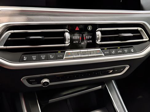 Used 2022 BMW X7 xDrive40i w/ M Sport Package AWD/4WD image 11