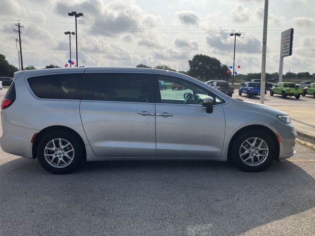 Used 2023 Chrysler Pacifica Touring-L FWD image 6