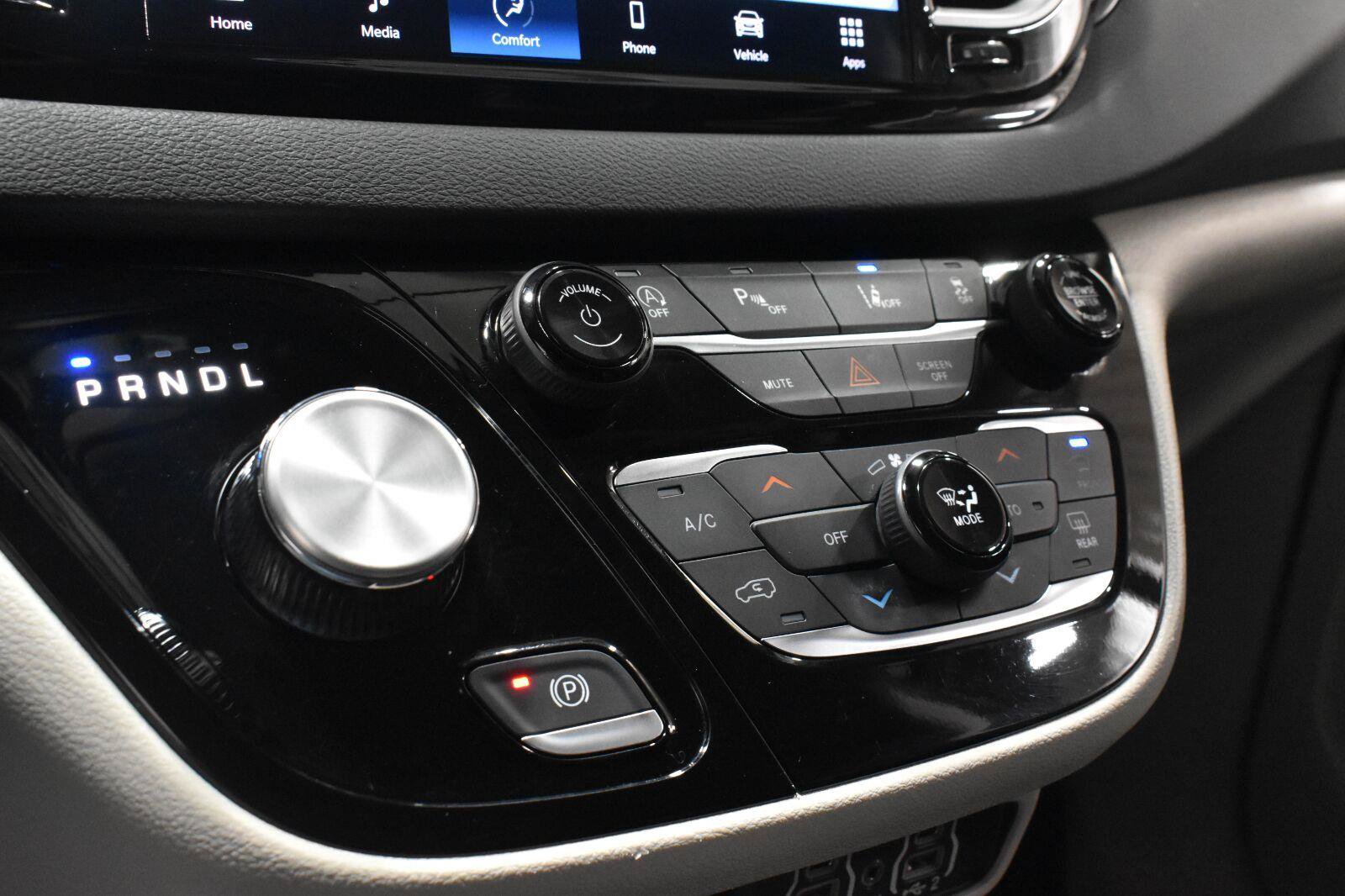 Used 2023 Chrysler Pacifica Touring-L FWD image 18