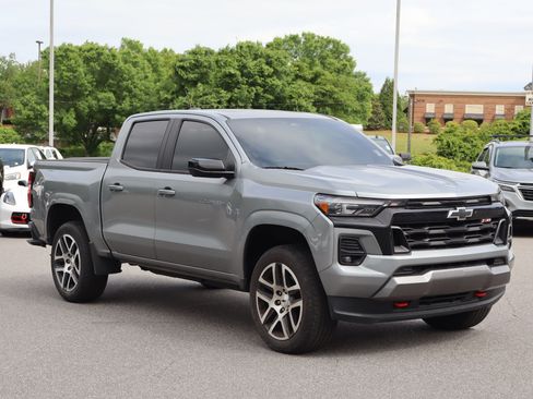 Used 2023 Chevrolet Colorado Z71 w/ Z71 Convenience Package 2 AWD/4WD image 2