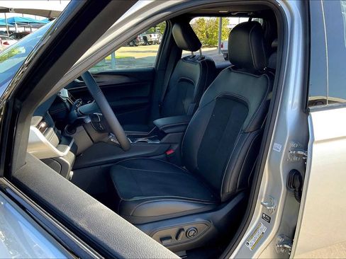 New 2025 Jeep Grand Cherokee Altitude AWD/4WD image 9