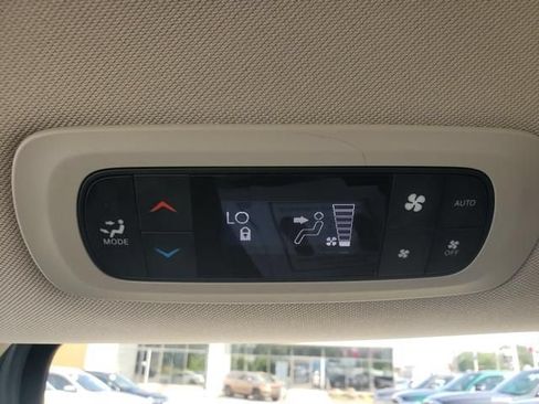 Used 2024 Chrysler Pacifica Touring-L FWD image 14