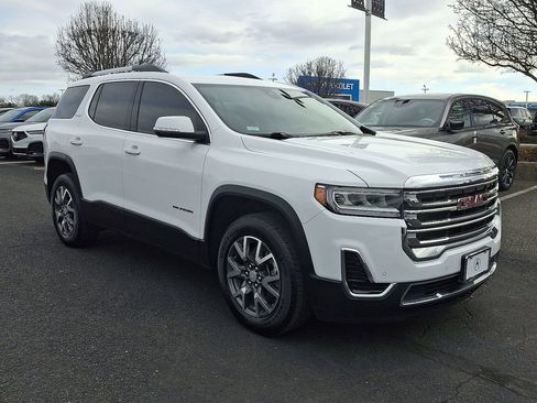 Used 2023 GMC Acadia SLE w/ Driver Convenience Package image 3