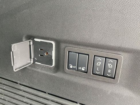 Used 2025 Chevrolet Suburban RST w/ Comfort Package AWD/4WD image 8