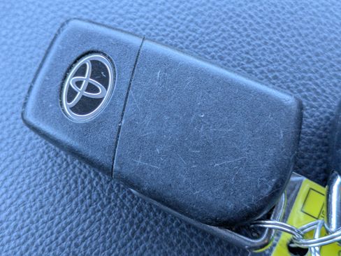 Used 2019 Toyota RAV4 LE w/ Carpet Mat Package image 21