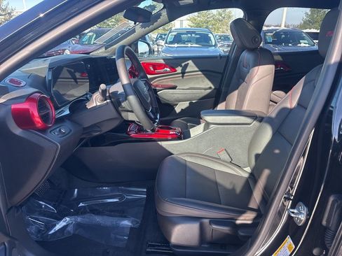 Used 2025 Chevrolet Trax RS w/ Sunroof Package image 14