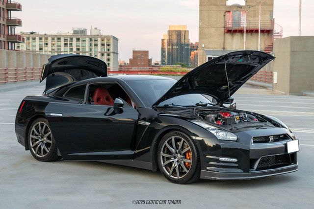 Used 2014 Nissan GT-R Premium w/ Premium Interior Package AWD/4WD image 16