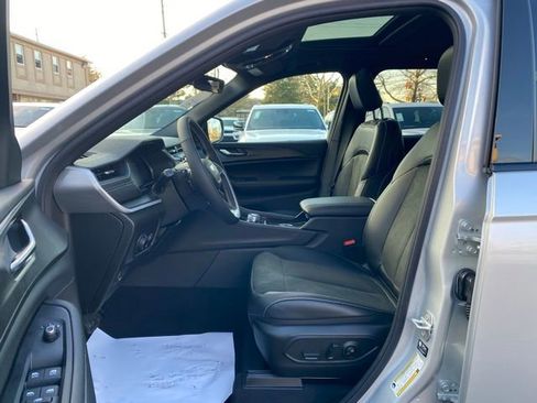 New 2025 Jeep Grand Cherokee Altitude image 24