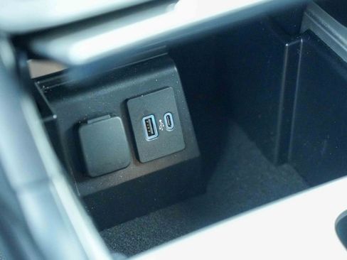Used 2023 Ford Explorer XLT AWD/4WD image 35