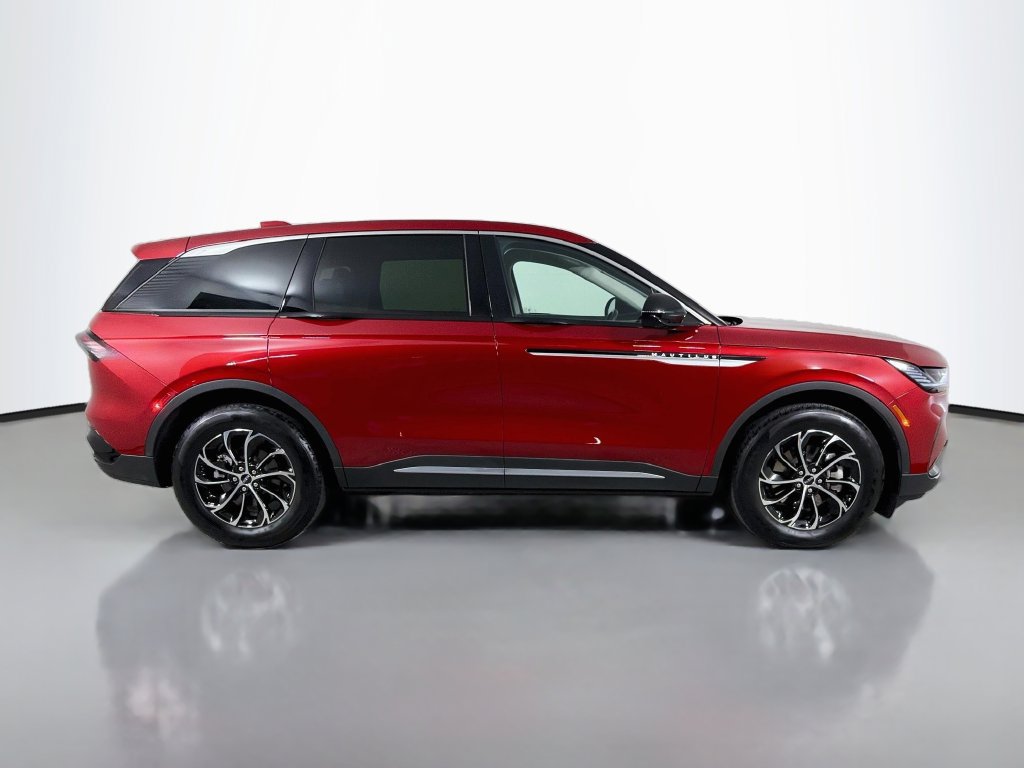 Used 2026 Lincoln Nautilus Premier AWD/4WD image 4