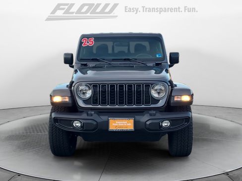Used 2025 Jeep Gladiator Sport image 3