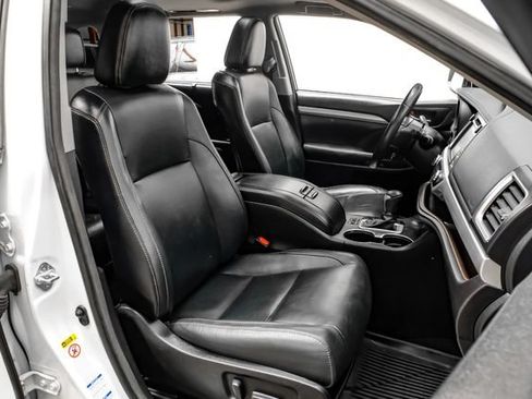 Used 2017 Toyota Highlander XLE AWD/4WD image 34