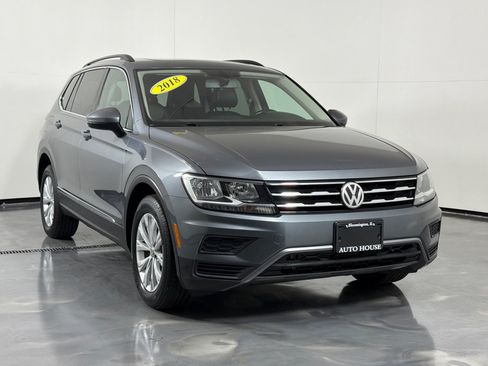 Used 2018 Volkswagen Tiguan SE w/ Panoramic Sunroof Package FWD image 3