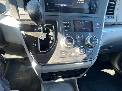 Used 2017 Toyota Sienna LE AWD/4WD image 23