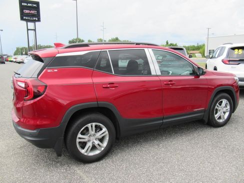 Used 2024 GMC Terrain SLE w/ Driver Convenience Package FWD image 9