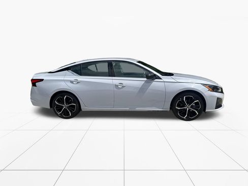 Used 2025 Nissan Altima 2.5 SR FWD image 9