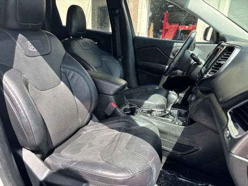 Used 2019 Jeep Cherokee Overland w/ Technology Group AWD/4WD image 10