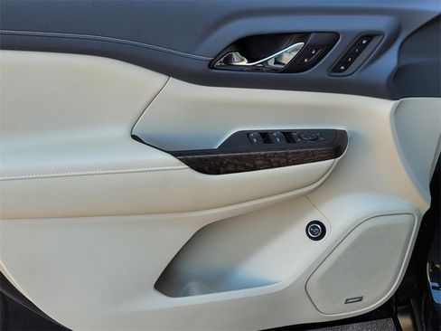 Used 2021 GMC Acadia Denali w/ Denali Technology Package image 10