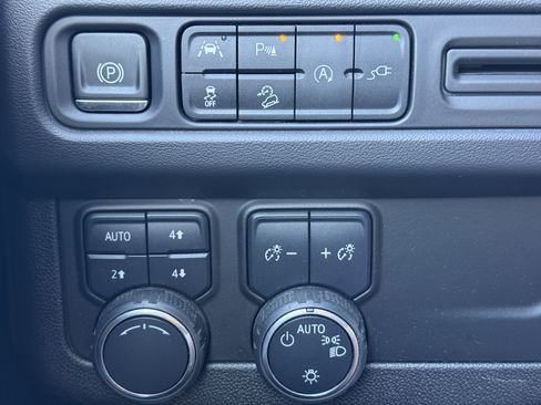 Used 2021 Chevrolet Suburban Premier image 39