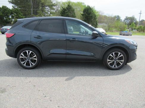 Used 2022 Ford Escape SE w/ SE Sport Appearance Package image 4
