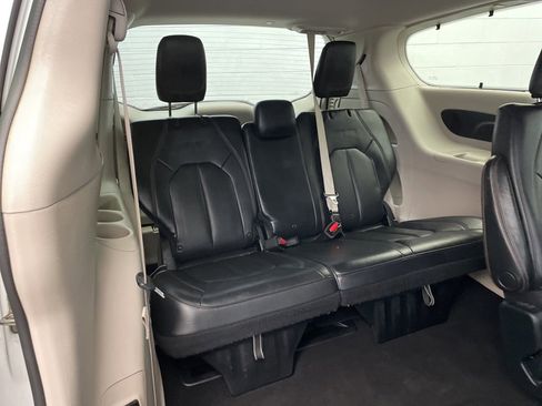 Used 2017 Chrysler Pacifica Touring-L Plus image 28
