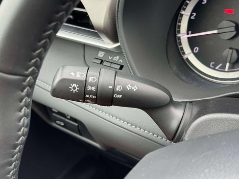 Used 2025 Toyota Highlander LE AWD/4WD image 23