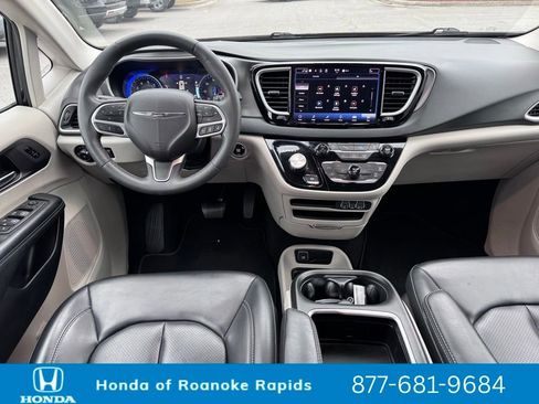 Used 2023 Chrysler Pacifica Touring-L image 6