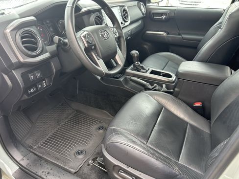 Used 2022 Toyota Tacoma TRD Off-Road w/ TRD Premium Off Road Package AWD/4WD image 14