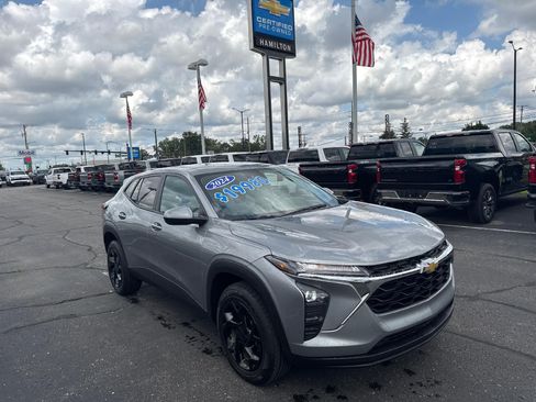Used 2024 Chevrolet Trax LS w/ LS Convenience Package FWD image 1