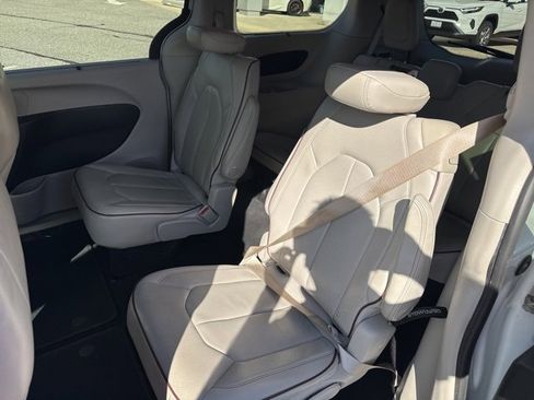 Used 2020 Chrysler Pacifica Limited image 10
