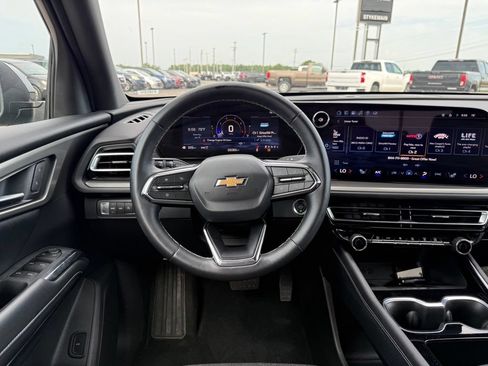 Used 2025 Chevrolet Traverse LT AWD/4WD image 12