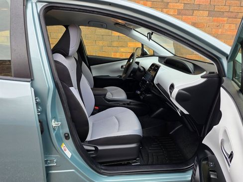 Used 2020 Toyota Prius LE image 24