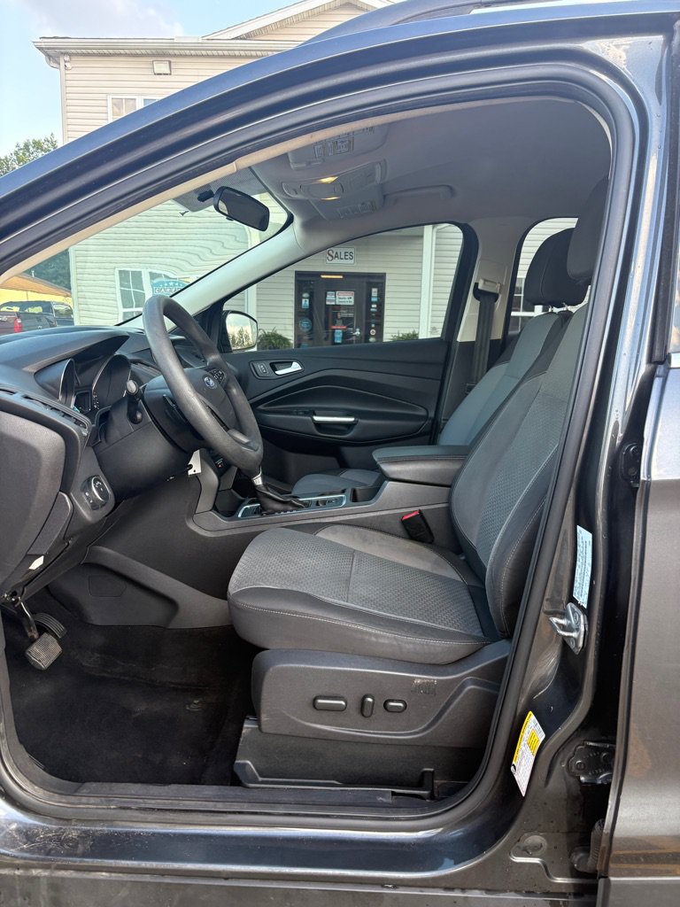 Used 2017 Ford Escape SE w/ Equipment Group 201A FWD image 9
